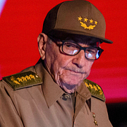 USA har åtalat 94-årige Raúl Castro för mord och konspiration till mord för att ha varit involverad i Kubas nedskjutning av två civila flygplan 1996. Bilden till höger visar lågt flygande helikoptrar över Caracas i samband med räden mot Nicolás Maduro.