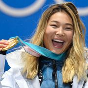 Chloe Kim med OS-medaljen.