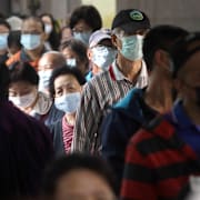 Taiwanesiska väljare köar till vallokal. Chiang Ying-ying / AP