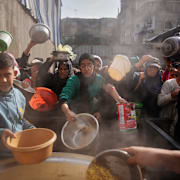 Människor väntar på matutdelning i Nuseirat, Gaza, 17 december. 