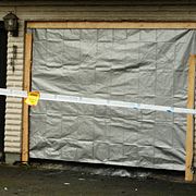 
Polisen har spärrat av det garage där flera barn blivit skadade efter en brand på fredagskvällen.