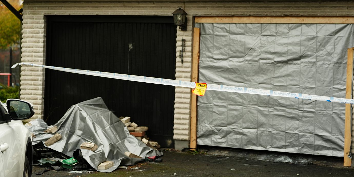 
Polisen har spärrat av det garage där flera barn blivit skadade efter en brand på fredagskvällen.