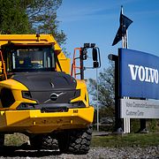 En Volvo A60 Dumper vid infarten till Volvo i Torshälla.