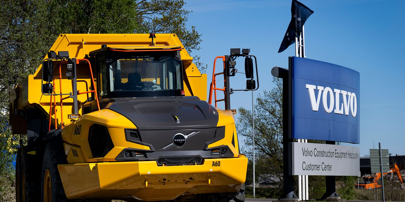 En Volvo A60 Dumper vid infarten till Volvo i Torshälla.