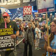 Demonstranter i Tel Aviv kräver att gisslan släpps. Bilden togs i tisdags.