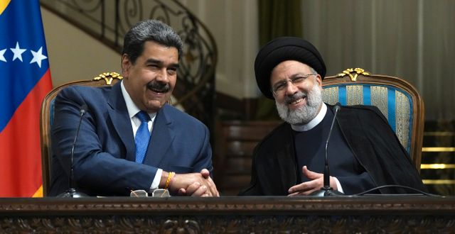Maduro och Raisi under helgens besök.  Vahid Salemi / AP