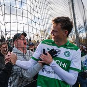 Västerås Mikkel Ladefoged firar med supportrar under en match mot Brommapojkarna i april.