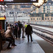 20251217
Resenärer väntar på tunnelbanan på Gamla stans tunnelbanestation.
Foto: Fotograferna Holmberg / TT / kod 96
