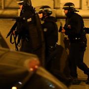 Poliser arbetar vid attentatsplatsen i centrala Paris.