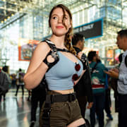 Kvinna har klätt ut sig till huvudkaraktären Lara Croft vid ett cosplay-evenemang