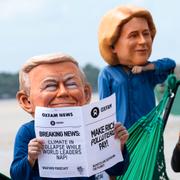 Aktivister utklädda till världsledare inför mötet.