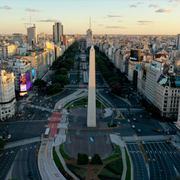 Alberto Fernández / Buenos Aires paradgata 9 juli-avenyn med den kända obelisken i mitten