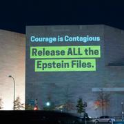 ”Släpp alla Epsteindokument” lyses upp på en byggnad i Washington D.C. den 17 november.