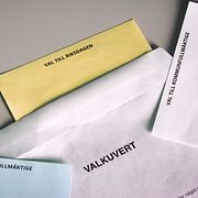 Valsedlar och valkuvert på Valmyndigheten i Solna.