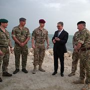 Starmer med brittiska soldater i Bahrain.