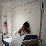 En patient väntar på vård under värmeböljan.