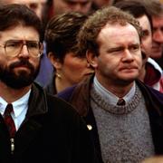 Martin McGuinness (till höger) tillsammans med Sinn Féin-ledaren Gerry Adams vid en begravning för en IRA-medlem 1993