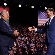 Viktor Orbán skakar hand med USA:s vicepresident JD Vance under den senares besök i Ungern i början av april.