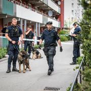 Polis på plats i Husby efter gårdagens dödsskjutning.