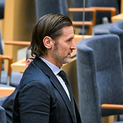 Till vänster: Martin Melin (L) i riksdagen 2024.