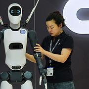 Illustrationsbilld. Humanoid robot på mässa i Tyskland, 20 april.