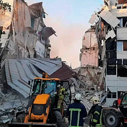 Putin / en bild från ryska myndigheter som visar den skadade byggnaden efter Ukrainas attack.