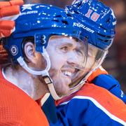 Connor McDavid firar sin hundrade assist med Zach Hyman.