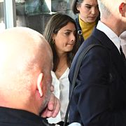 Nooshi Dadgostar på väg in i riksdagen på måndagen.