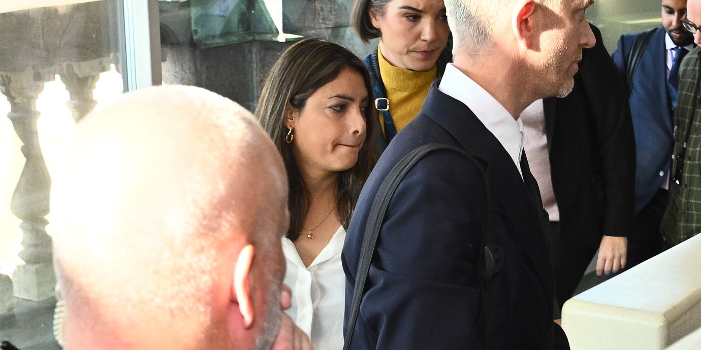 Nooshi Dadgostar på väg in i riksdagen på måndagen.