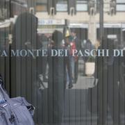 kvinna går förbi Monte dei Paschi-kontor i Milano. Arkivbild.