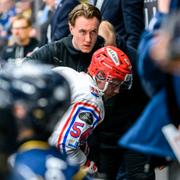 Timrås Jonathan Dahlén lämnar isen efter skada under ishockeymatchen i SHL mellan HV71 och Timrå.