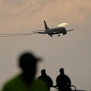 Ett flygplan på väg att landa på Simón Bolívar International Airport i Maiquetía, Venezuela.