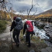 Två personer vandrar på Kungsleden i Abisko.