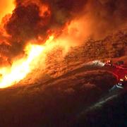 Bilder från KTLA-TV visar en brand nära Santa Paula i Kalifornien, USA.