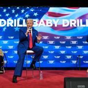 Trump framför sin slogan ”Drill baby drill”