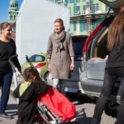 Flera personer åkte till Malmö Central och erbjöd syriska familjer skjuts till Migrationsverkets anläggning.