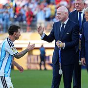 Gianni Infantino delar ut silvermedaljen till Argentinas stjärna Lionel Messi.