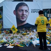 Fotbollsfan vid en minnesplats för Sala utanför stadion La Beaujoire i Nantes i Frankrike. 