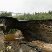 Väg 90 mellan Bollstabruk och Sollefteå har rasat samman efter skyfall.