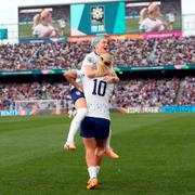 Lindsey Horan och Megan Rapinoe firar 3–0-målet mot Vietnam.