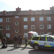 En polisbil utanför en bostad som brann på torsdagsmorgonen på Penningvägen i Göteborg.