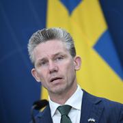 Försvarsminister Pål Jonson (M) presenterar totalförsvarspropositionen 2025–2030.