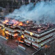 En kraftig brand utbröt på vinden i vandrarhemmet. 