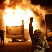 En maskerad demonstrant i Rio de Janeiro. 