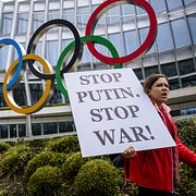 Ukrainska demonstranter utanför IOK:s högkvarter i Lausanne inför OS i Paris 2024, där ryska och belarusiska idrottare tilläts tävla under neutral flagg.