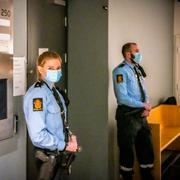 Poliser vid rättegången mot kvinnan i Oslo tingsrätt.