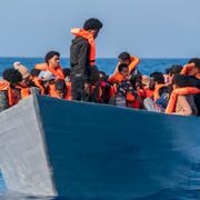 Migranter från Eritrea, Libyen och Sudan ombord på en träbåt i Medelhavet i den 17 juli.