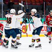 Djurgårdens William Eklund jublar med lagkamrater efter 2-3 under ishockeymatchen i SHL mellan Frölunda och Djurgården