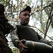 En ukrainsk soldat förbereder en robot som ska avfyras mot ryska styrkor i Donetsk. 