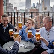 Danmarks statsminister Mette Frederiksen,  Grönlands premiärminister Jens-Frederik Nielsen och Grönlands utrikesminister Múte B. Egede passade på att fira avtalet med varsin öl.